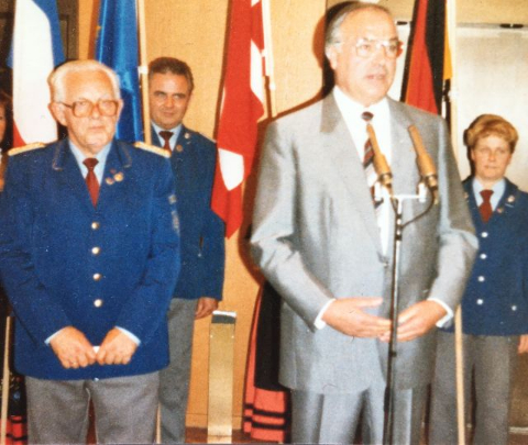 Walter Kruse (links) mit Bundeskanzler Dr. Helmut Kohl im Oktober 1983 im Bundeskanzleramt, wo das 1. Europäische Jugendorchester ein Ständchen brachte. Im Hintergrund sind Winfried und Karin Konnowski vom BTO zu sehen.